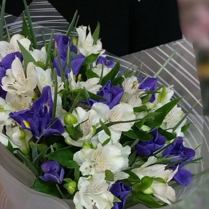 Букет из ирисов и альстромерий, фото 6